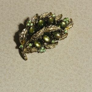 Vintage Coro Elegant Gold tone Green Leaf rhinestone Brooch (800)